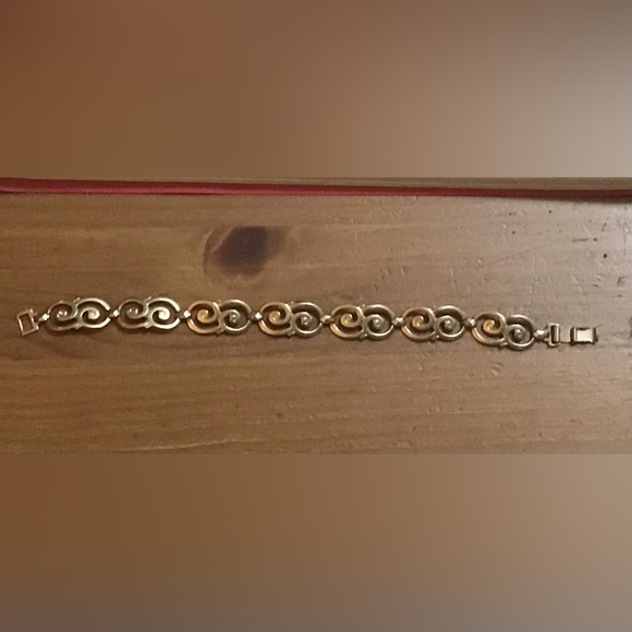 We Richard: Symmetrical scroll about/approximately 7” inches gold tone.bracelet - Picture 5 of 6